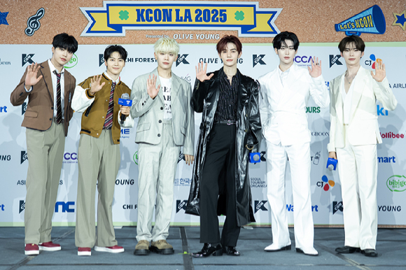 그룹 제로베이스원이 지난 1일(현지시간)부터 3일까지 미국 로스앤젤레스 크립토닷컴 아레나에서 열린 K-팝 팬&아티스트 페스티벌 '케이콘 엘에이 2025(KCON LA 2025)' 레드카펫 행사에 참석해 포즈를 취하고 있다. [사진=CJ ENM]