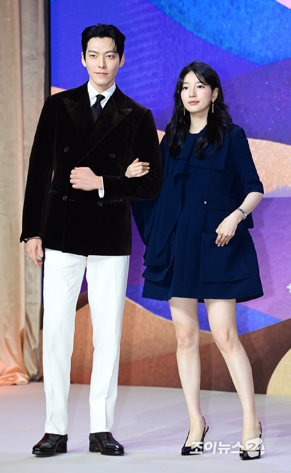 배우 김우빈과 수지가 29일 오후 서울 강남구 역삼동 조선 팰리스 서울 강남에서 열린 넷플릭스 새 시리즈 '다 이루어질지니' 제작발표회에 참석하고 있다. [사진=정소희 기자]