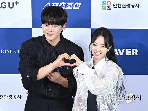 배우 이정하와 박보영이 25일 오전 서울 영등포구 CGV 여의도에서 열린 청룡시리즈어워즈 핸드프린팅 행사에서 포토타임을 갖고 있다. [사진=곽영래 기자]