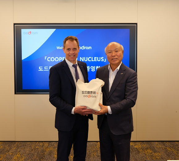 박광욱 도드람양돈농협 조합장(오른쪽)과 에마뉘엘 코모(Emmanuel Commault) 쿠펄협동조합 CEO(왼쪽). [사진=도드람 제공]