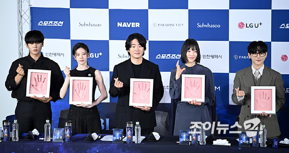 배우 이정하, 고윤정, 안재홍, 금해나, 임시완, 박보영, 개그맨 신동엽, 장도연, 배우 윤가이, 크리에이터 곽준빈이 25일 오전 서울 영등포구 CGV 여의도에서 열린 청룡시리즈어워즈 핸드프린팅 행사에서 포토타임을 갖고 있다. [사진=곽영래 기자]