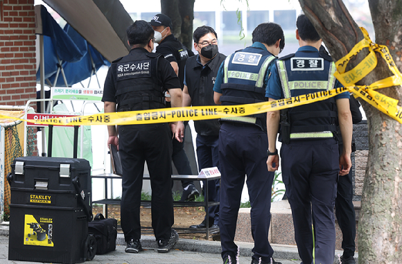 지난 2일 오전 대구 수성못 인근에서 육군 A 대위가 총상을 입고 사망한 채 발견됐다. 사진은 전날 오후 11시께 A대위가 총기를 가방에 넣은 채 사고 현장 인근에서 이동하는 모습. [사진=독자 제공, 연합뉴스]