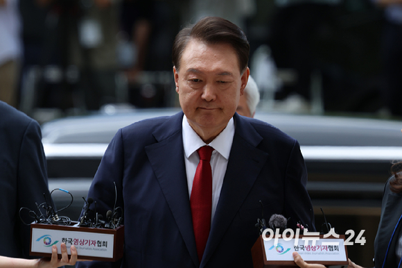 12·3 비상계엄과 관련해 특검의 수사를 받는 윤석열 전 대통령이 두 번째 구속 전 피의자 심문(영장실질심사)을 받기 위해 9일 오후 서울 서초구 중앙지법으로 출석하고 있다. [사진=사진공동취재단]