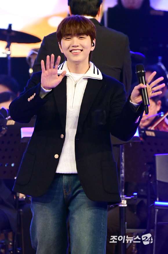 B1A4 산들이 23일 오후 서울 노원구 광운대학교 동해문화예술관에서 열린 '뮤지컬·OST 콘서트-봄이 오는 소리'에서 무대를 선보이고 있다. [사진=정소희 기자]