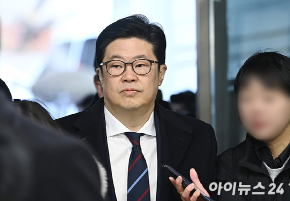 '홈플러스 단기채권 사태'의 정점으로 지목된 김병주 MBK파트너스 회장이 구속 전 피의자 심문(영장실질심사)을 위해 지난 1월 13일 서울 서초구 서울중앙지방법원에 들어서고 있다. [사진=곽영래 기자]