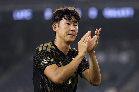 지난 26일(현지시간) 캘리포니아주 로스앤젤레스의 BMO 스타디움에서 열린 LA FC와 LA 갤럭시 간의 MLS 경기 후, LA FC 소속 손흥민 선수가 팬들에게 인사를 하고 있다. [사진=AFP/연합뉴스]