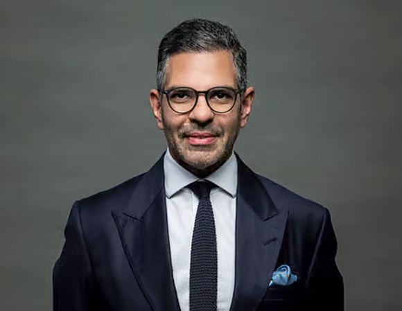 인도의 자동차 부품 제조업체 회장이 운동 중 날아온 벌을 삼킨 후 급성 알레르기로 사망했다. 사진은 순제이 카푸르 회장. [사진=X(옛 트위터)]