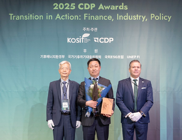 김일환 현대글로비스 안전환경센터 상무가 지난 10일 앰배서더 서울 풀만 호텔에서 열린 '2025 CDP 코리아 어워즈' 시상식에서 산업재 부문 '탄소경영 섹터 아너스'를 수상하고 기념촬영을 하고 있다. [사진=현대글로비스]