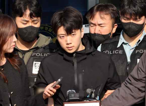 살인&middot;살인미수 혐의를 받는 장윤기(23) 씨가 14일 오전 광주 서부경찰서에서 검찰로 송치되고 있다. [사진=연합뉴스]