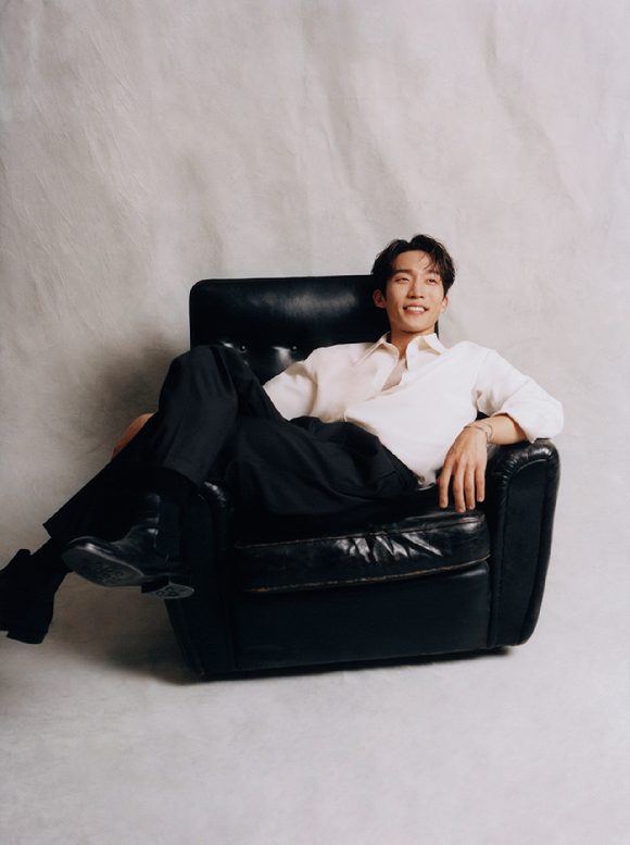 배우 이상이가 넷플릭스 시리즈 '사냥개들'(감독 김주환) 인터뷰에 앞서 포즈를 취하고 있다. [사진=넷플릭스]