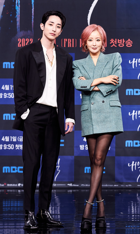 배우 이수혁-윤지온-로운-김희선이 1일 온라인으로 진행된 MBC 새 금토 드라마 '내일' 제작발표회에 참석해 포즈를 취하고 있다. [사진=MBC]