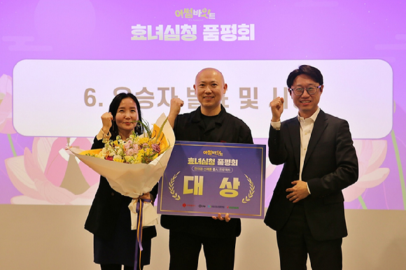 최종 우승을 차지한 김주방장중화제육 김형찬 대표(가운데)와 제갈현실 동방성장위원회 동반성장지원부장(왼쪽), 홍종현 롯데웰푸드 푸드마케팅부문장(오른쪽)이 기념사진을 촬영하고 있다. [사진=롯데웰푸드]