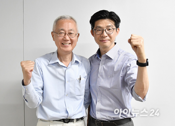 국내 뇌질환 의료기기 개발기업 지브레인(Gbrain)이 한국 최초로 뇌이식 의료기기의 임상 이식을 성공적으로 완료해 뇌신경 기술의 상용화 가능성을 본격화하고 있다. 서울대학교병원 신경외과 이은정 교수팀이 지브레인이 개발한 '핀어레이(Phin Array)' 임상 이식 수술을 집도하고 있다. [사진=정소희 기자]
