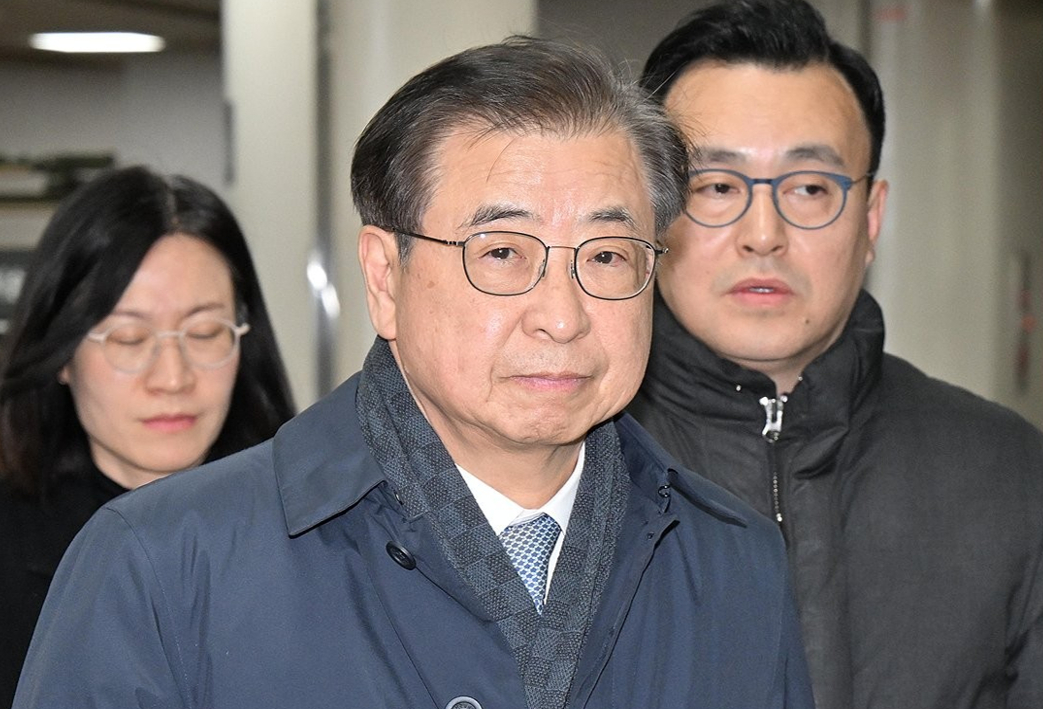 2020년 서해에서 발생한 공무원 피격 사건을 은폐하려 한 혐의로 재판에 넘겨진 박지원 전 국가정보원장이 26일 서울 서초구 중앙지법에서 무죄를 선고받고 법원을 나서며 지지자들에게 인사하고 있다. 2025.12.26 [공동취재] [사진=연합뉴스]