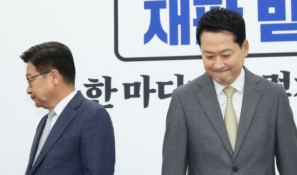 28일 국민의힘 국회의원들이 경기 고양 소노캄에서 열린 국민의힘 연찬회 폐회식에서 결의문을 낭독하고 있다. [사진=김민지 기자]