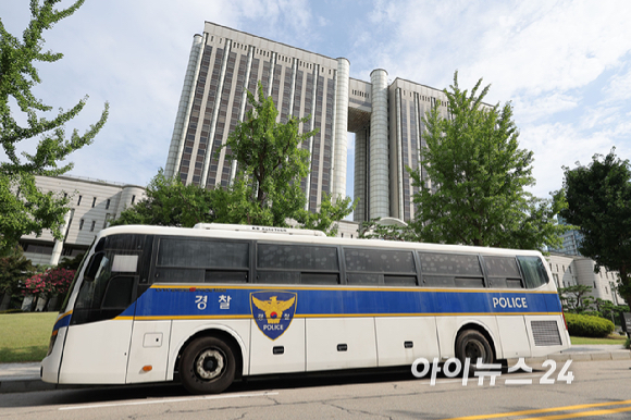 24일 윤석열 전 대통령의 내란 우두머리 혐의 관련 재판 12차 공판 기일이 열리는 서울 서초구 서울중앙지방법원 입구에 법원 보안 인력이 배치되어 있다.윤 대통령은 이날 재판부에 건강상의 사유로 출석하기 어렵다는 내용의 의견서를 제출하며 재판에 불출석했다. [사진=사진공동취재단]