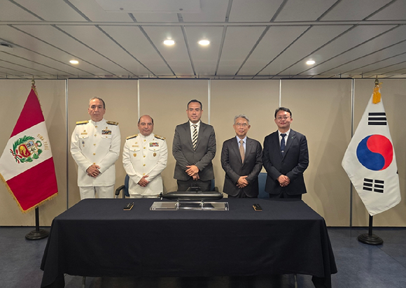 호세 헤리 페루 대통령(가운데)과 HD현대중공업 함정사업본부 박용열 본부장(오른쪽)이 지난 19일(현지시간) 페루 리마의 국영 시마조선소에서 '차세대 잠수함 공동개발 계약'을 체결하고 있다. [사진=HD현대]