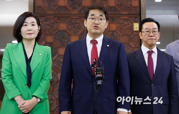 이종배 김민석 국무총리 후보자 인사청문특별위원회 위원장을 비롯한 국민의힘 인사청문특위 위원들이 26일 오전 서울 여의도 국회 로텐더홀에서 기자회견을 하고 있다. [사진=국회사진기자단]