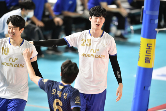 우리카드 최석기와 나경복이 18일 열린 삼성화재와 원정 경기 도중 상대 주포 이크바이리가 시도한 스파이크를 블로킹으로 잡아내고 있다. [사진=한국배구연맹(KOVO)]