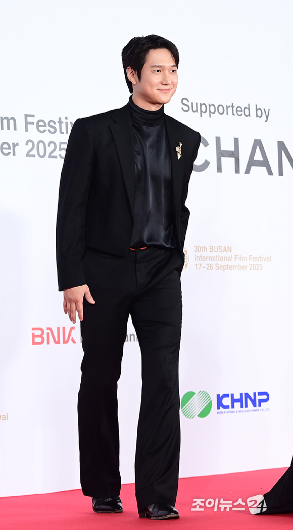 배우 고경표가 17일 오후 부산광역시 해운대구 영화의 전당에서 열린 제30회 부산국제영화제 개막식 레드카펫 행사에 참석하고 있다. [사진=정소희 기자]