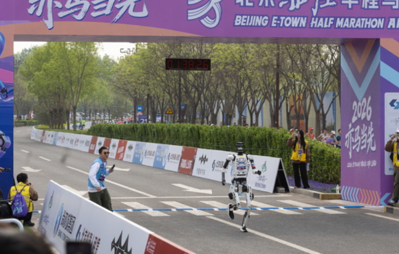 19일 중국 베이징시 이좡에서 개최된 '제2회 휴머노이드 로봇 하프마라톤 대회'에 참가한 아너의 '샨뎬'이 출발해 빠르게 뛰고 있다. [사진=연합뉴스]