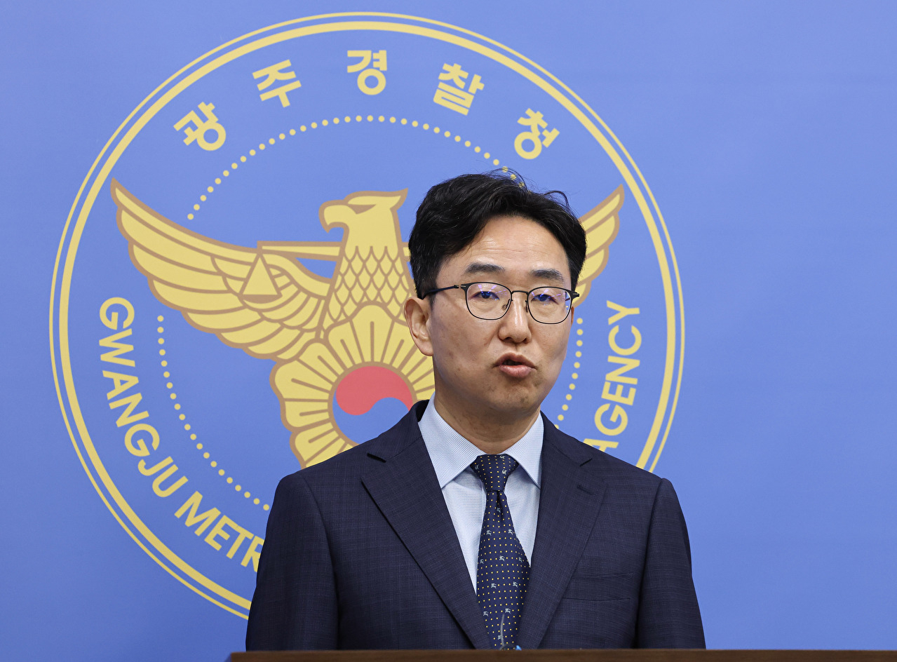 '여고생 살해범' 장윤기 사건의 증거를 인멸한 혐의 등을 받는 광주 광산경찰서 강력팀장 박 모 경감이 지난 8일 오전 전남광주통합특별시 동구 광주지방법원에서 열린 구속 전 피의자 심문(영장실질심사)에 출석한 뒤 법정 밖으로 나오고 있다. 2026.7.8 [사진=연합뉴스]