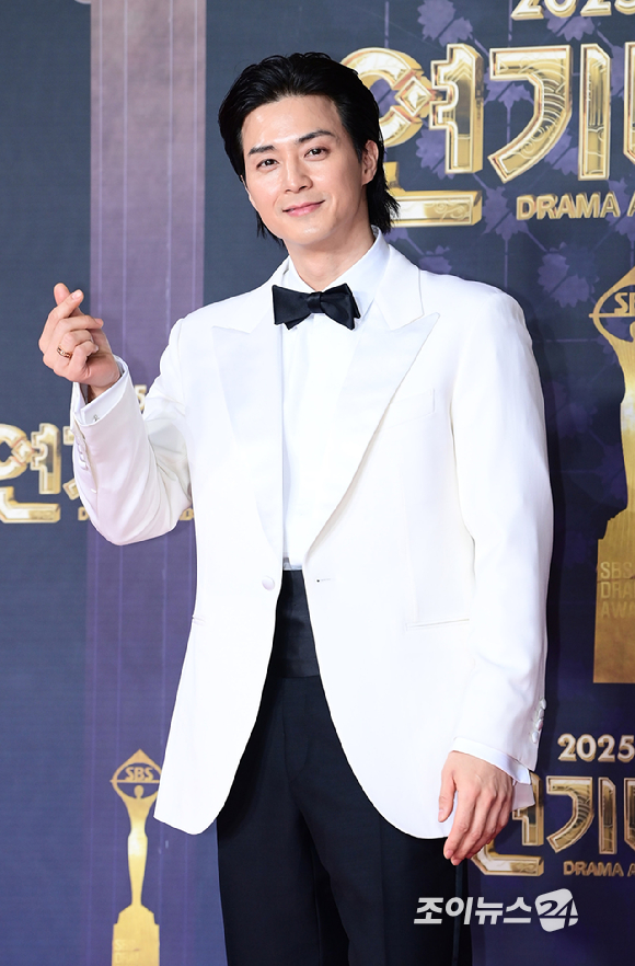 '귀궁' 배우 김지훈이 31일 오후 서울 마포구 상암동 SBS 프리즘타워에서 열린&nbsp;2025 SBS 연기대상&nbsp;레드카펫 행사에 참석하고 있다. [사진=정소희 기자]