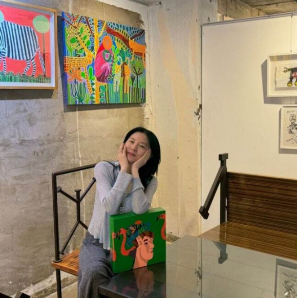 이영애, 민낯으로 전시회 나들이...50대 안 믿기는 동안 미모