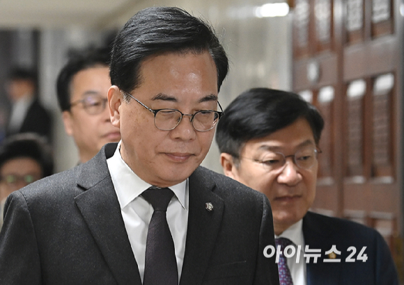 송언석 국민의힘 원내대표가 6일 서울 여의도 국회에서 열린 원내대책회의에 참석하고 있다. [사진=곽영래 기자]