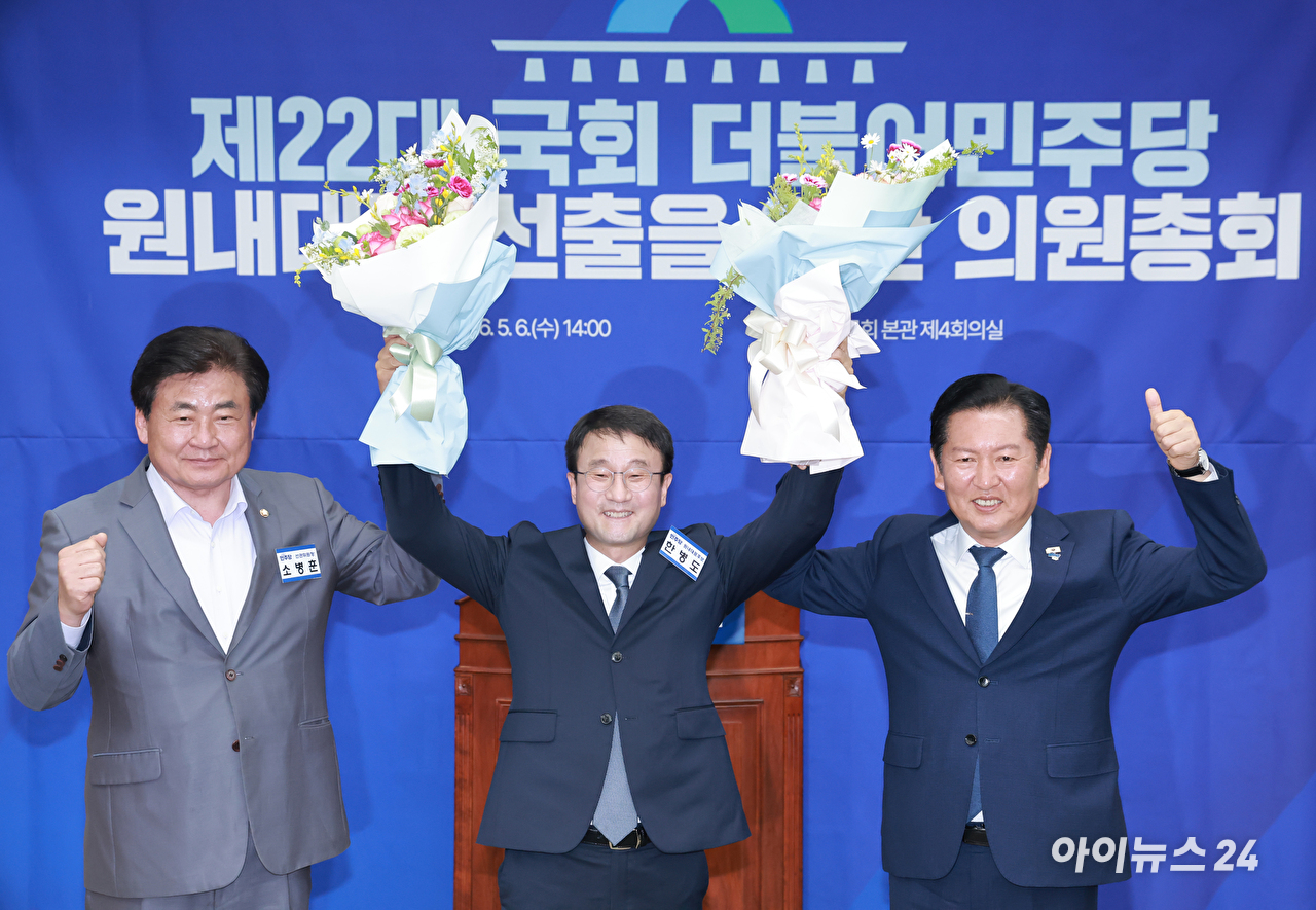 더불어민주당 신임 원내대표로 추대되며 연임에 성공한 한병도 의원이 6일 국회에서 열린 제3기 원내대표 선출 의원총회에서 기념 촬영하고 있다. [사진=곽영래 기자]