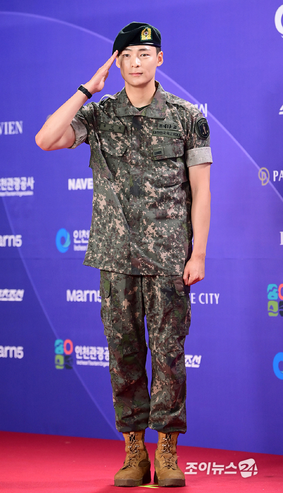 '허수아비' 배우 송건희가&nbsp;31일 오후&nbsp;인천시 영종구 운서동 파라다이스시티에서 열린&nbsp;제5회 청룡시리즈어워즈&nbsp;레드카펫 행사에 참석하고 있다. [사진=정소희 기자]