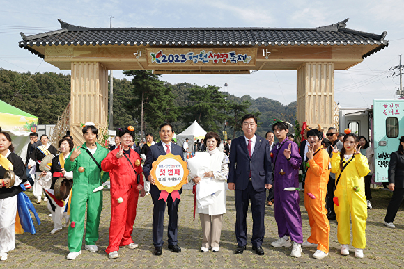 이범석 시장(오른쪽 네 번째)과 김병국 시의회 의장(왼쪽 세 번째)이 6일 오창읍 미래지농촌테마공원에서 개막한 ‘2023 청원생명축제’ 1호 입장객인 서창선(왼쪽 네 번째)씨를 축하하고 있다. [사진=청주시]