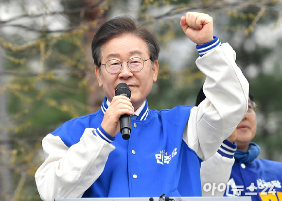 더불어민주당 이재명 대표 겸 공동상임선대위원장이 지난달 28일 서울 왕십리역 광장에서 중구성동구 갑과 을에 각각 출마하는 전현희 후보와 박성준 후보 지원 유세를 하고 있다. [사진=곽영래 기자]