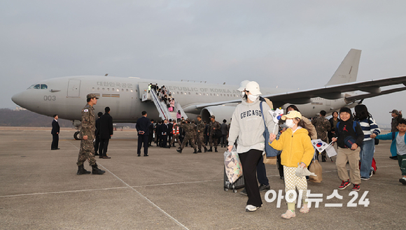 중동 전쟁 확대로 레바논에 체류 중이던 우리 국민 204명과 외국 국적 가족 5명 및 우방국(일본) 국민 2명 등 총 211명이 대한민국 군 수송기(KC-330)를 타고 15일 오후 성남공항에 도착하고 있다. 2026. 03.15. [사진=사진공동취재단]