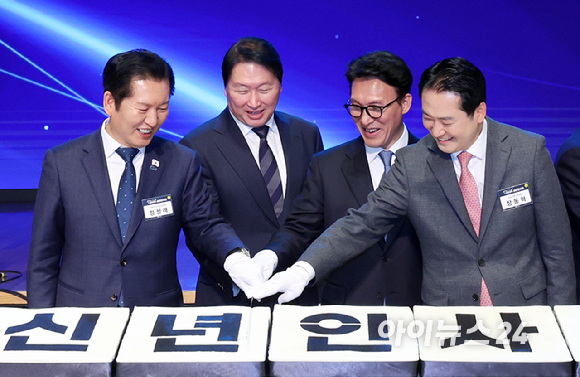 김민석(오른쪽 세 번째) 국무총리와 최태원(왼쪽 두 번째) 대한상공회의소 회장, 정청래(왼쪽) 더불어민주당 대표, 장동혁 국민의힘 대표가 2일 오후 서울 중구 대한상공회의소에서 열린 2026 경제계 신년인사회에서 떡케이크를 자르고 있다. [사진=사진공동취재단]