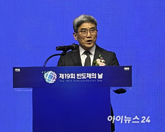 송재혁 한국반도체산업협회장 겸 삼성전자 디바이스솔루션(DS)부문 최고기술책임자(CTO) 사장이 21일 서울 강남 그랜드 인터컨티넨탈 서울 파르나스에서 열린 '제19회 반도체의 날' 기념식에서 개회사를 하고 있다. [사진=권서아 기자]