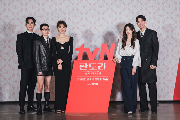 배우 박기웅, 봉태규, 장희진, 이지아, 이상윤이 7일 온라인으로 진행된 tvN 새 토일드라마 '판도라 : 조작된 낙원' 제작발표회에 참석해 포즈를 취하고 있다. [사진=tvN]