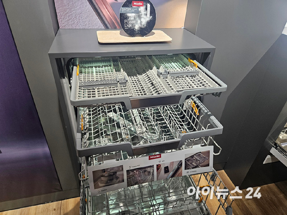 마르쿠스 밀레 공동회장(왼쪽)과 최문섭 밀레코리아 사장이 22일 밀레코리아 본사에서 열린 기자간담회에 참석해 질문에 답하고 있다. [사진=설재윤 기자]