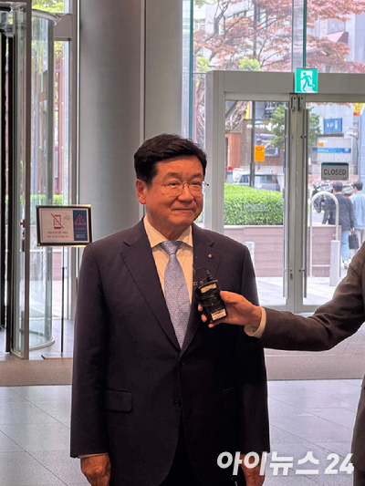 이찬희 삼성 준법감시위원회 위원장이 21일 서울 서초구 삼성생명 사옥에서 열린 삼성 준법감시위원회 정례회의에 앞서 기자들의 질문에 답하고 있다. [사진=황세웅 기자]