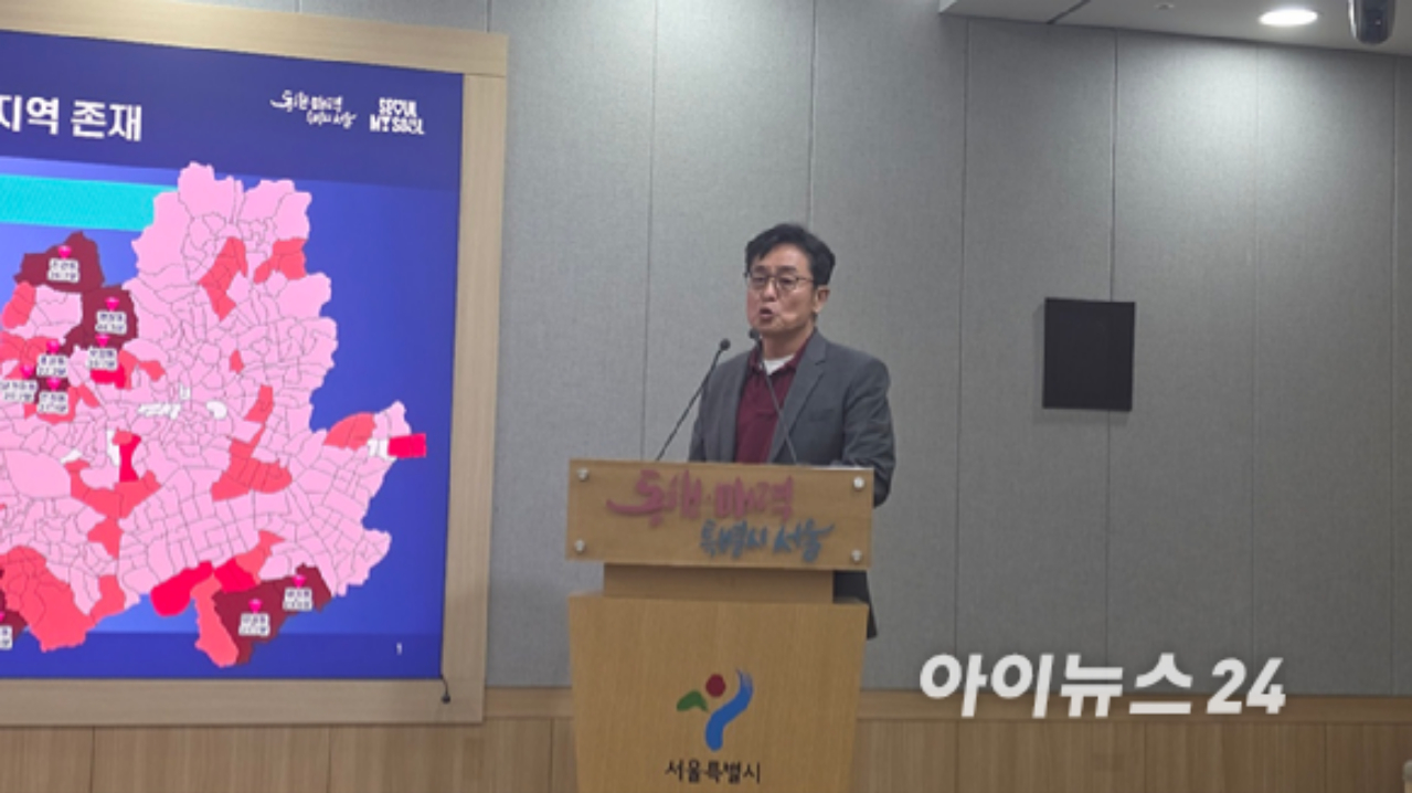 오세훈 서울시장이 지방선거 승리 후 시장 업무에 복귀한 지난 4일 서울시청 로비에서 꽃다발을 받은 뒤 기뻐하고 있다. [사진=연합뉴스]