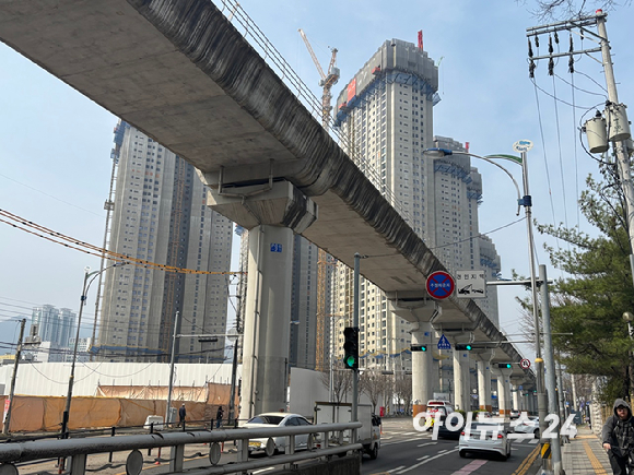 의정부역 센트럴 아이파크 견본주택 내부에 마련된 전용 84㎡ 유니트 내부 안이 둘러보는 방문객들로 가득 차 있는 모습. 2026.04.03. [사진=김민지 기자]