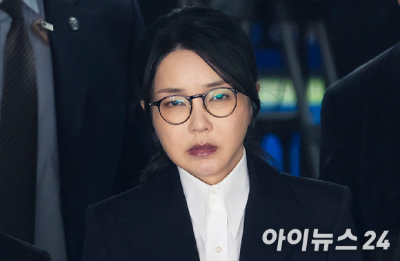 윤석열 전 대통령의 배우자 김건희 씨가 구속된 가운데, 그가 수감된 구치소의 식단이 주목받고 있다. 사진은 김 씨. [사진=유튜브 @YTN]