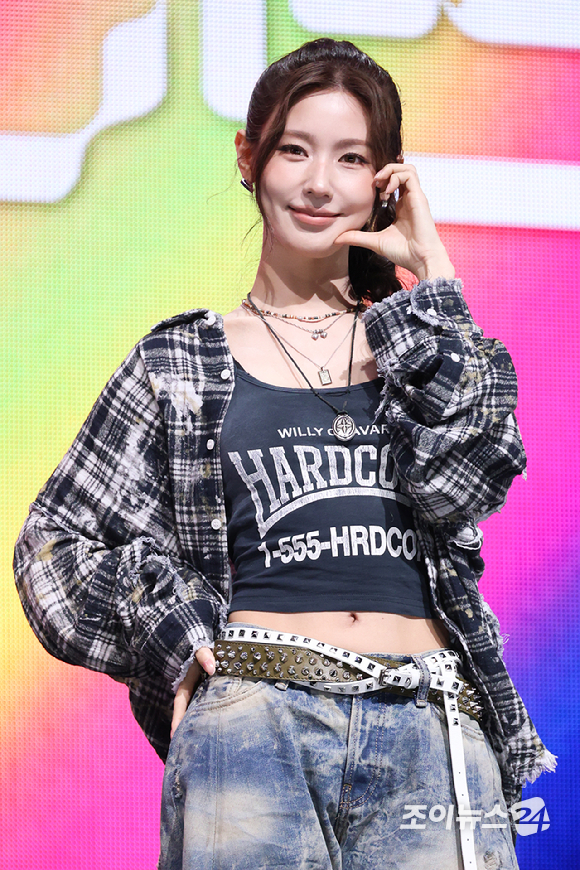 그룹 아이들 미연이 6일 오후 서울 광진구 광장동 예스24라이브홀에서 진행된 아이들(i-dle) 아홉 번째 미니 앨범 '위 메이드'(We made) 발매 기념 쇼케이스에 참석해 포즈를 취하고 있다. [사진=문수지 기자]