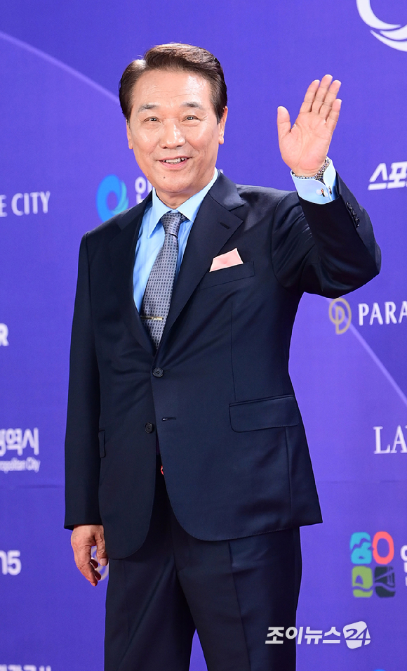 '흑백요리사2' 후덕죽 셰프가&nbsp;31일 오후&nbsp;인천시 영종구 운서동 파라다이스시티에서 열린&nbsp;제5회 청룡시리즈어워즈&nbsp;레드카펫 행사에 참석하고 있다. [사진=정소희 기자]