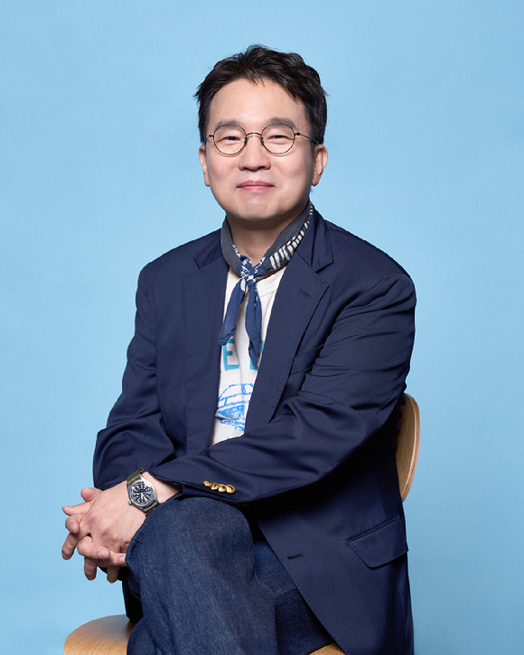 유인식 감독이 넷플릭스 시리즈 '원더풀스' 인터뷰에 앞서 포즈를 취하고 있다. [사진=넷플릭스]