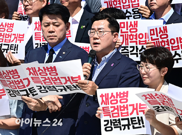 박찬대 더불어민주 당대표 직무대행 겸 원내대표가 지난 10일 오전 서울 여의도 국회 본청 앞 계단에서 열린 순직해병특검법 거부 강력규탄·민생개혁입법 수용 요구 야당-시민사회 공동기자회견에서 발언하고 있다. [사진=곽영래 기자]