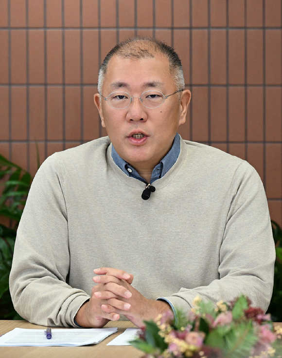 정의선 현대차그룹 회장이 5일 진행한 온라인 신년회에서 그룹 임직원들에게 새해 메시지를 전하고 있다. [사진=현대자동차그룹]