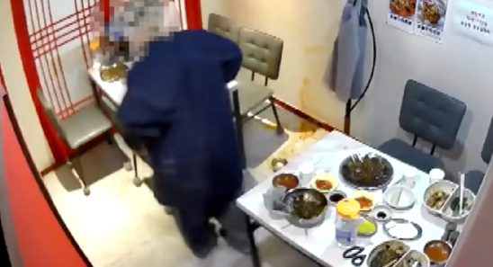 지난 8일 국내 한 중식당에서 식사를 마친 후 외투를 입다 벽에 짬뽕 국물을 튀긴 손님이 직원에게 이를 알리지 않고 빠져나가는 일이 발생했다. 사진은 JTBC '사건반장' 방송화면. [사진=JTBC '사건반장']