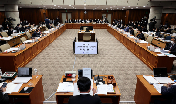 지난 18일 서울 송파구 수협중앙회에서 국회 농림축산식품해양수산위원회의 국정감사가 열리고 있다. [사진=뉴시스]