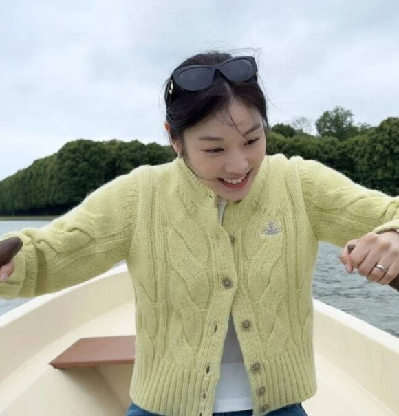 김연아, ♥고우림과 파리 여행 중? 노 젓는 모습도 너무 사랑스러워